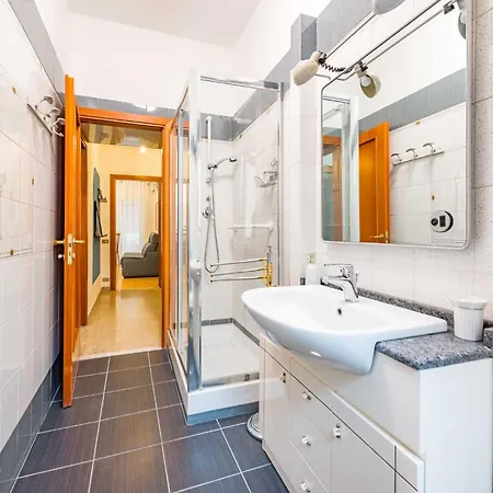 Iolanda Fine & Spacious Flat *